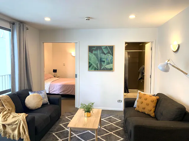 Apartment 6 (3 bedrooms & 1 bathroom) room image 2