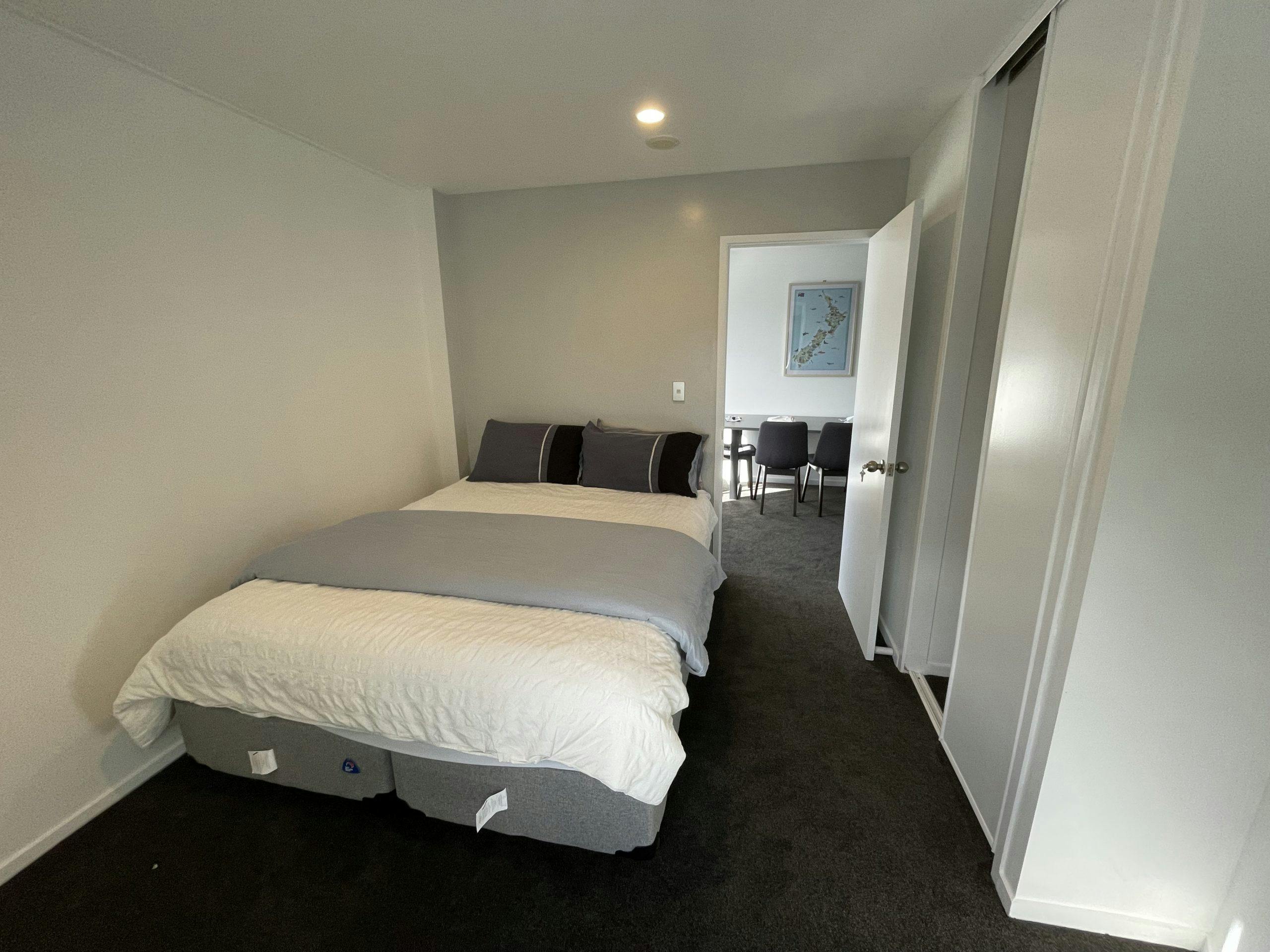 421-queen-street-auckland-Apartment 7 (4 bedrooms (3 singles & 1 double) & 1 bathroom)