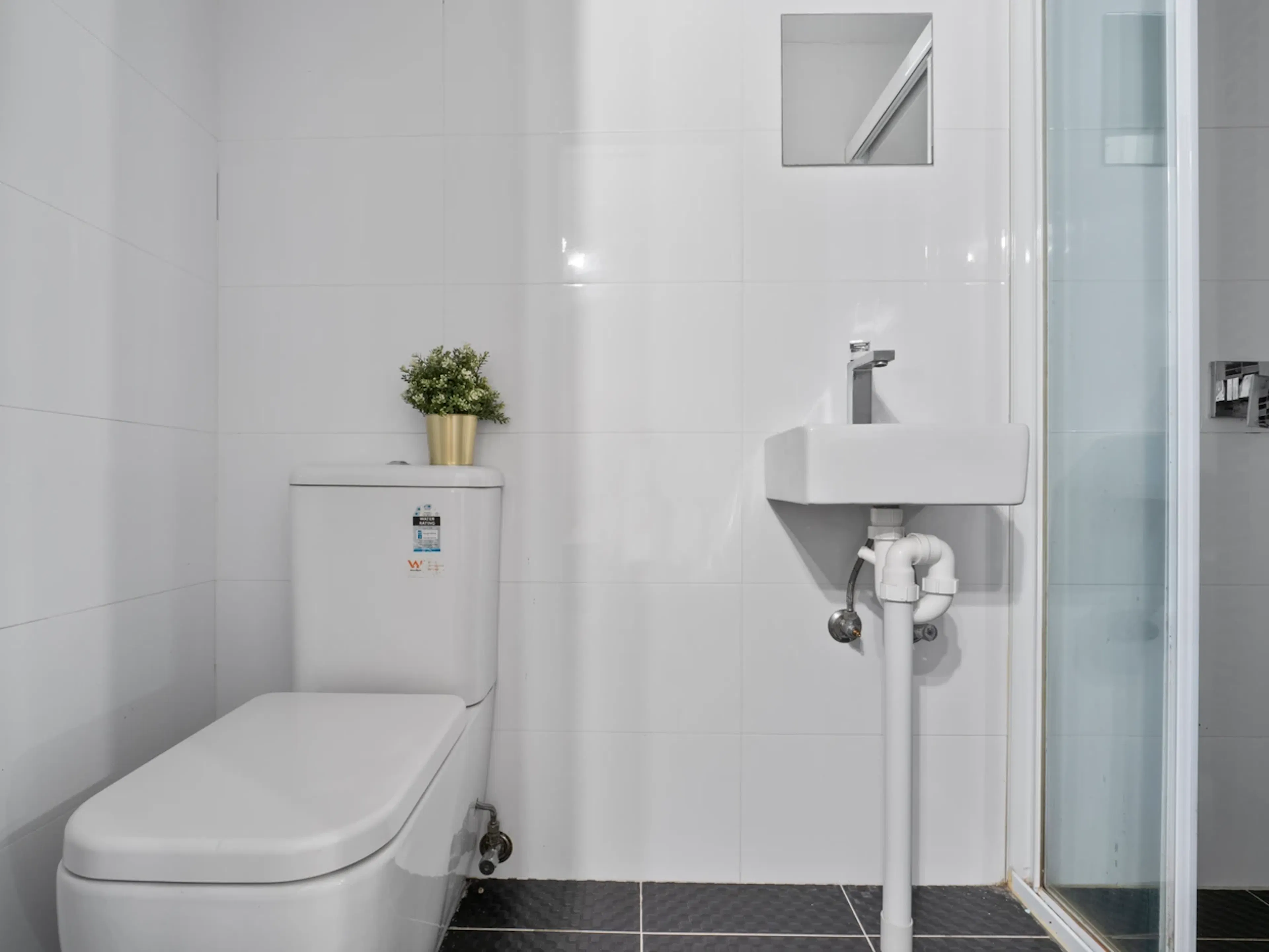 Room 9 (Studio) BATHROOM 4