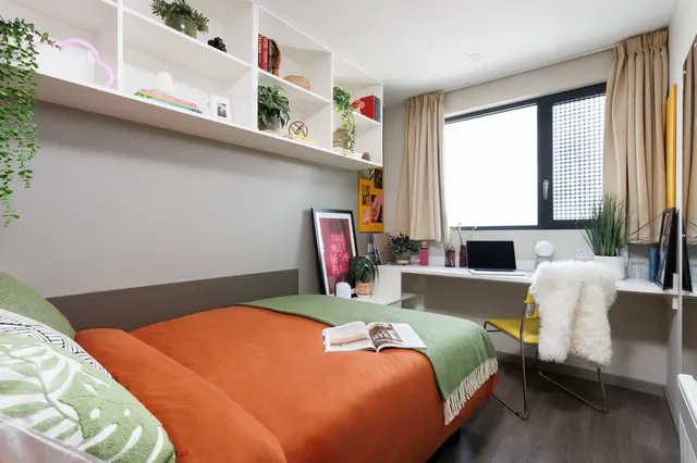Ensuite Medium High Double room image 2
