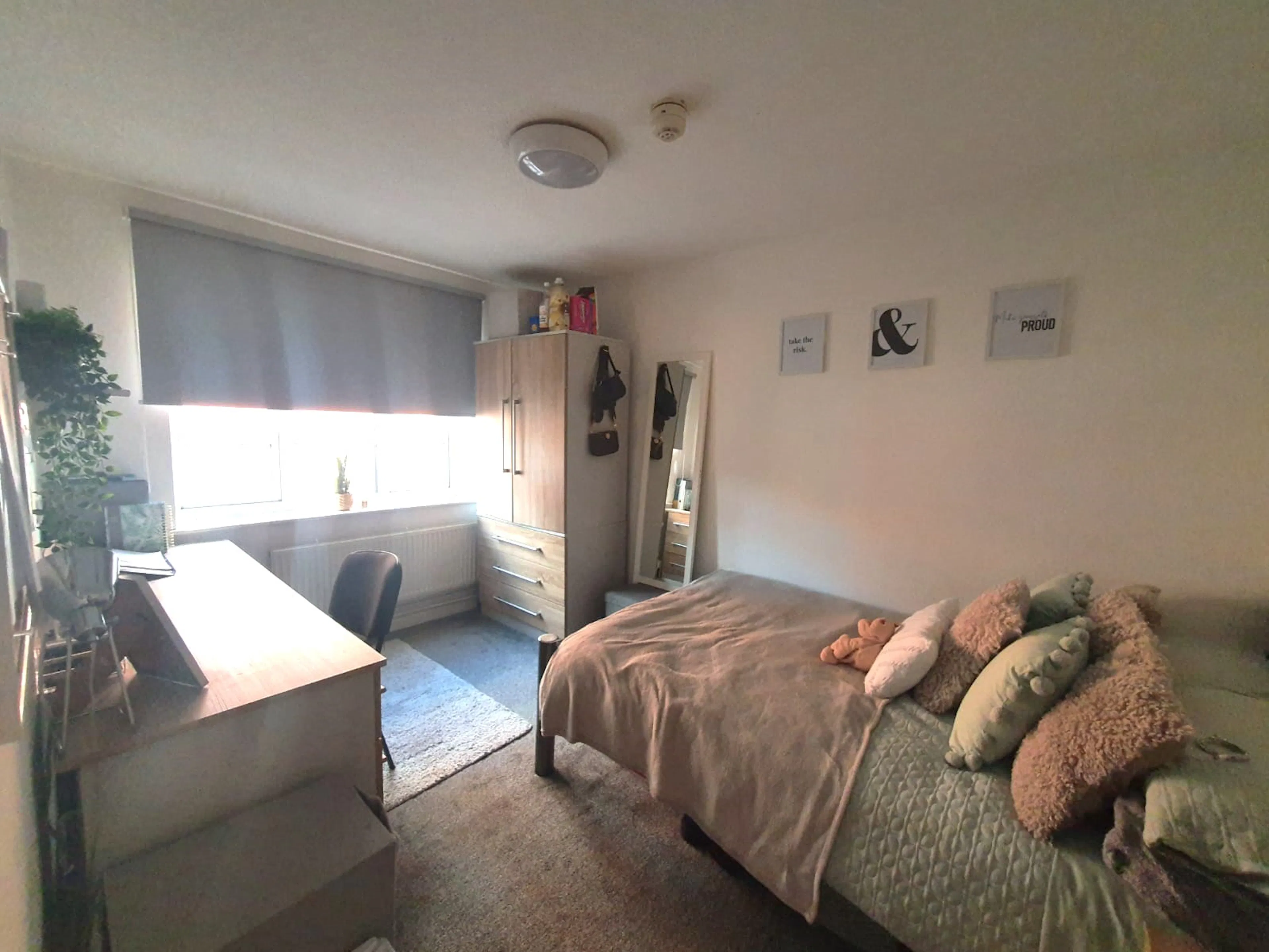 6 Bedroom Apartment ROOM 1