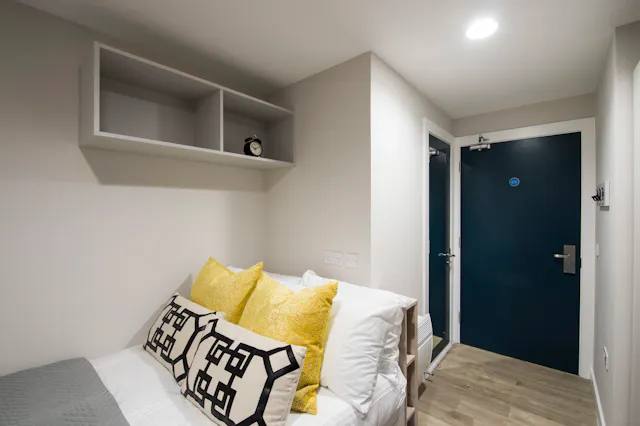 Bronze Two Bedroom Apartment room image 1