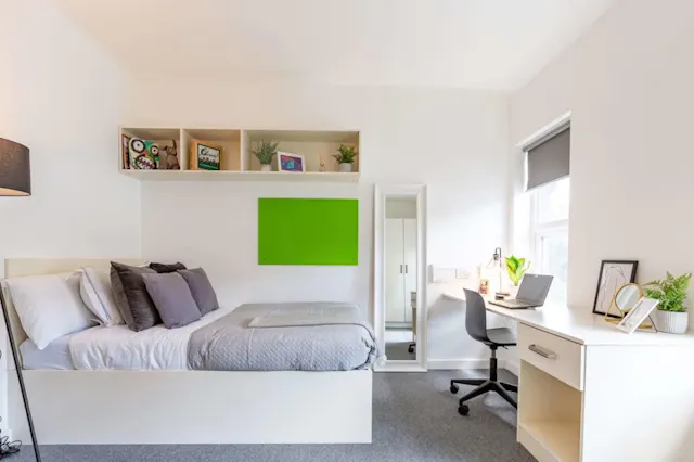 Room in a 3 Bed Apartment room image 1