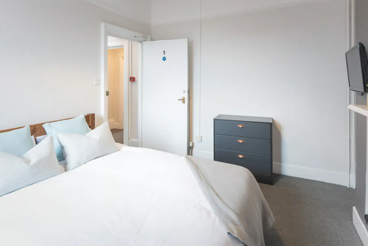8 Bedroom Apartment ROOM