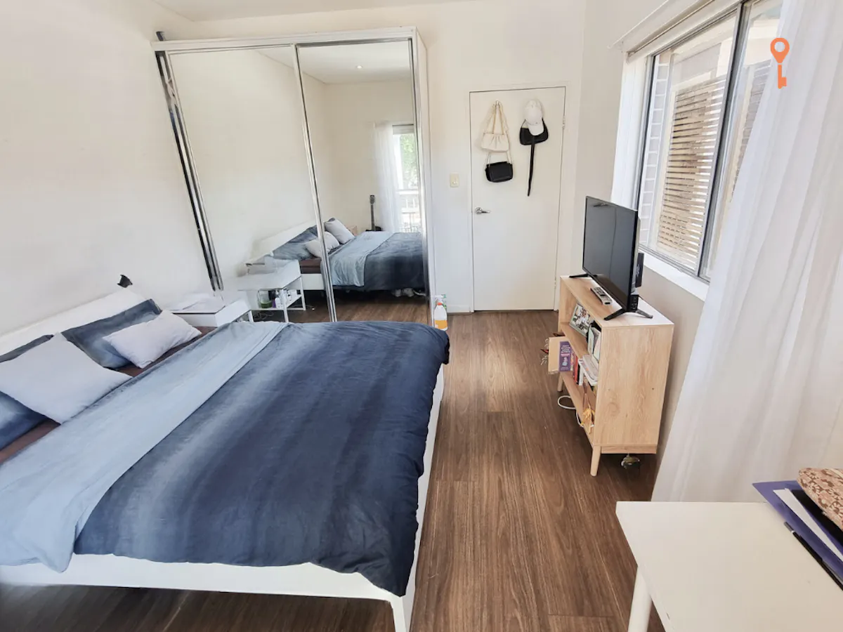 Single bedroom in 4-bedroom 2 bathroom apartment. ROOM