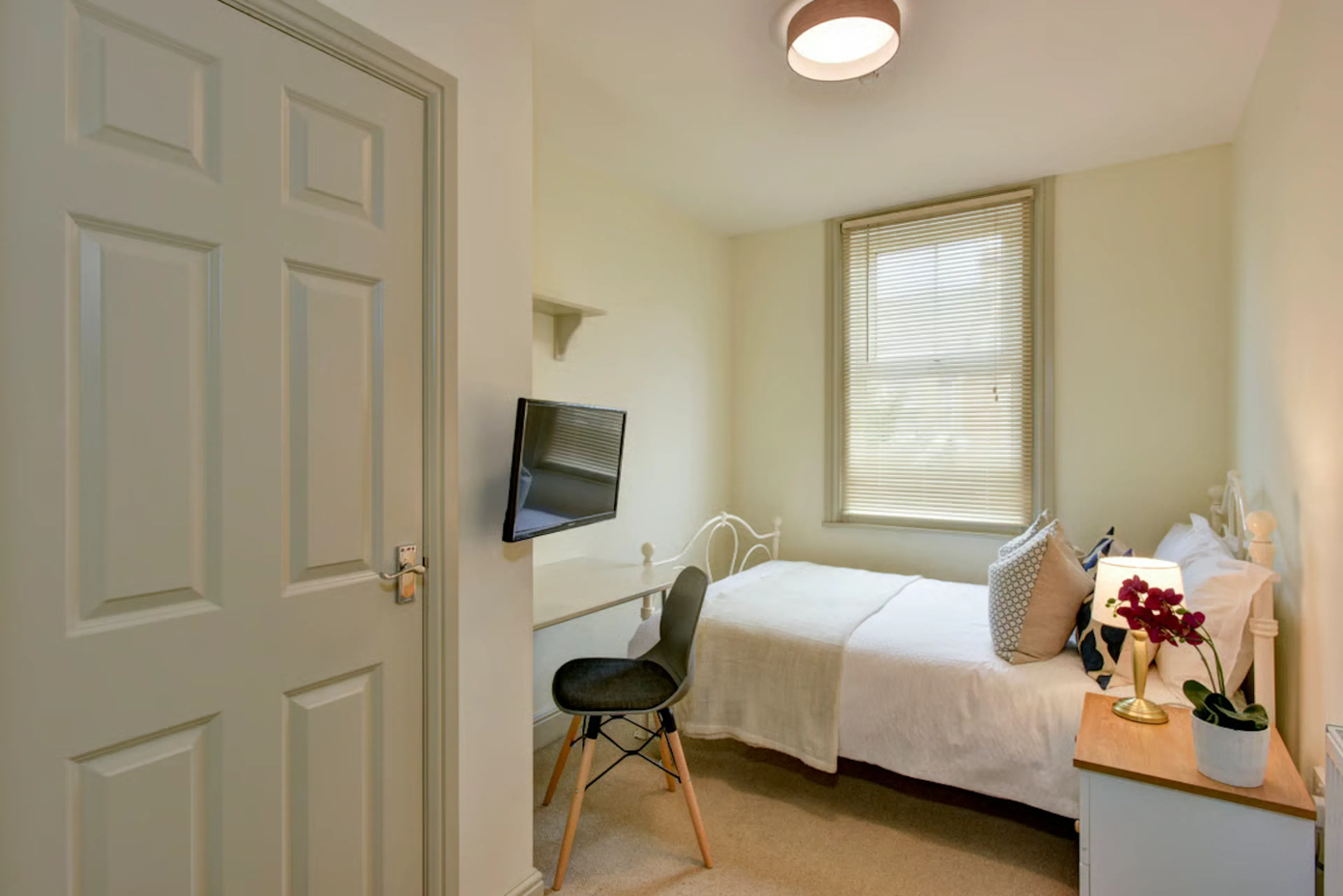 7 Bedroom Apartment ROOM 1