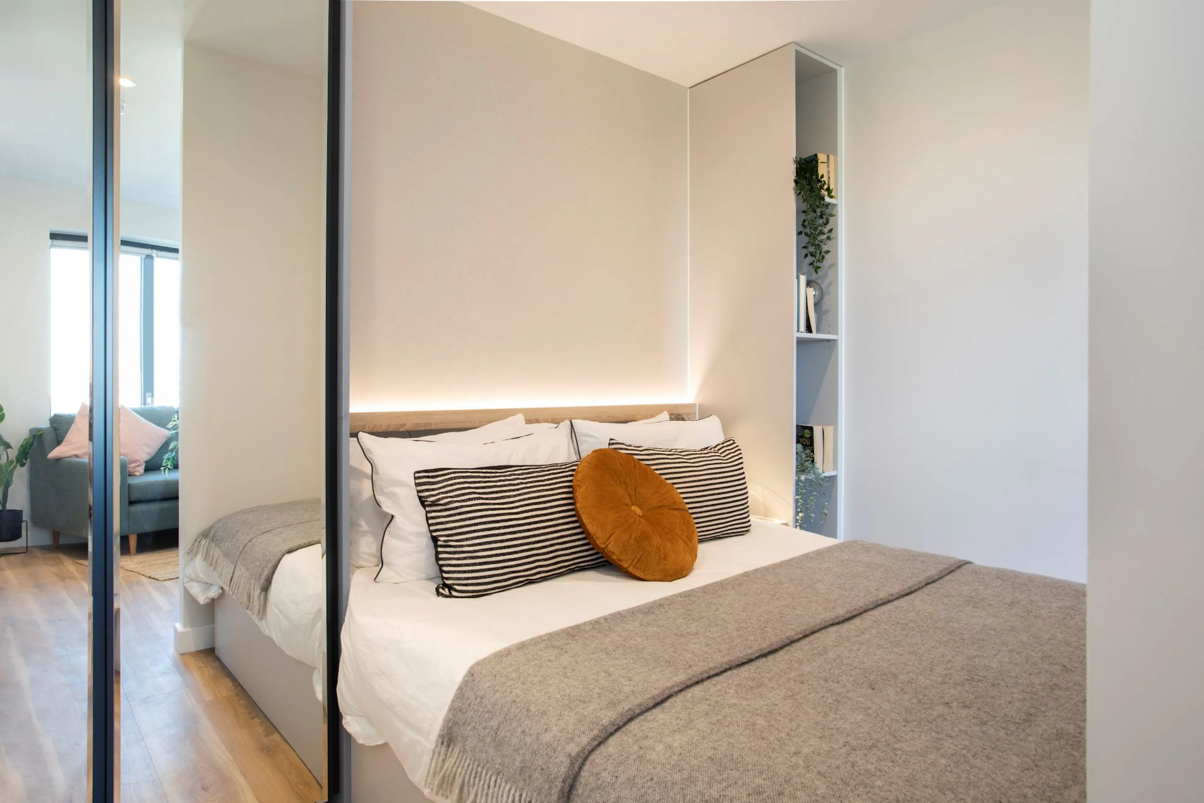 Roomy 1 Mid-century Modern ROOM 2