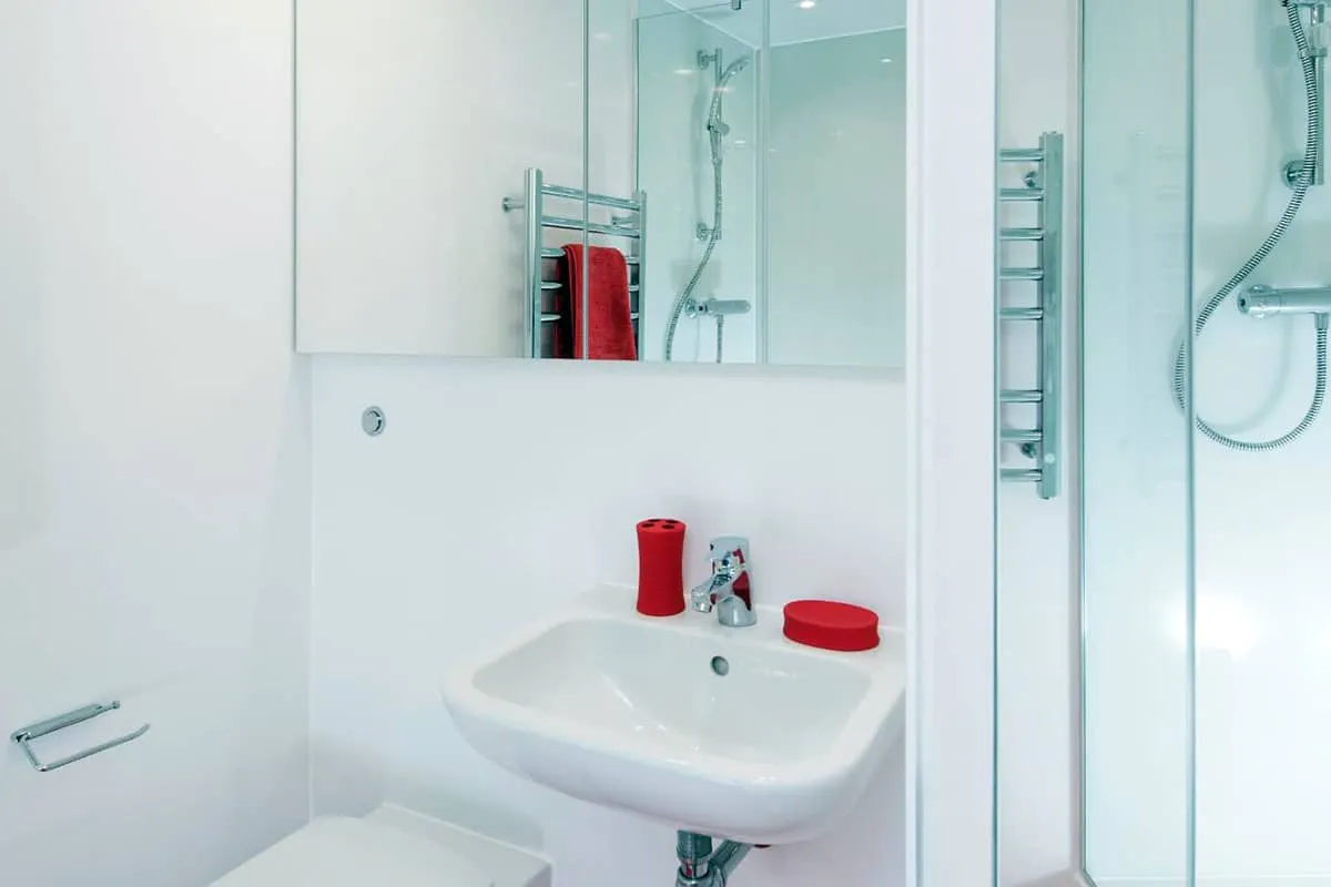 Roomy Studio BATHROOM 3