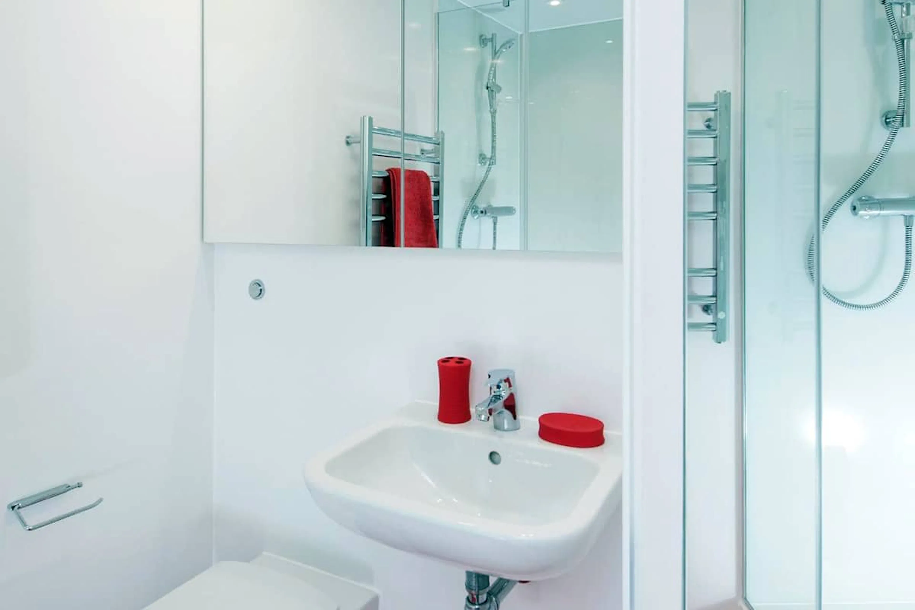 Roomy Studio BATHROOM 3