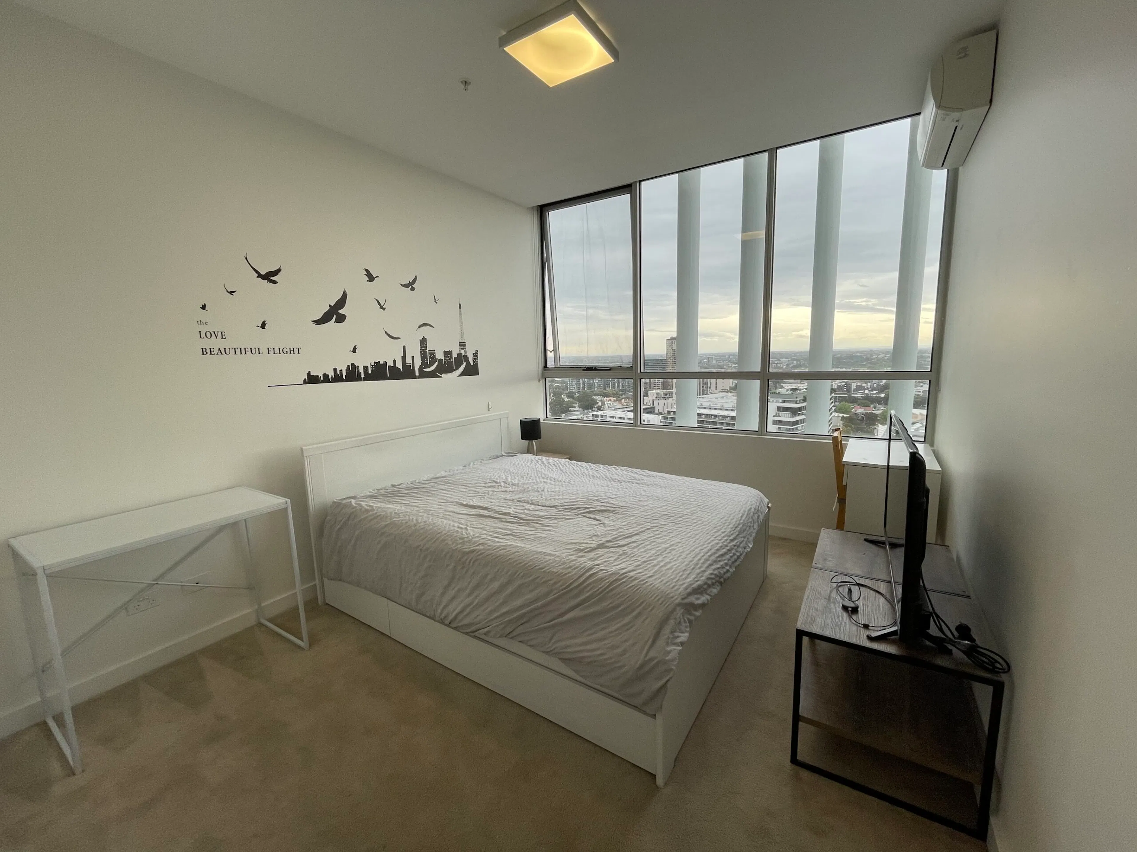 2 Bedroom, 2 Bathroom Apartment ROOM 1