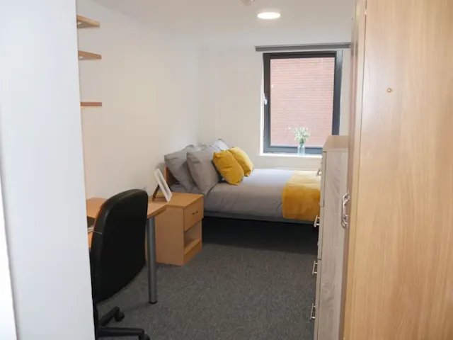 Ensuite-Silver room image 1
