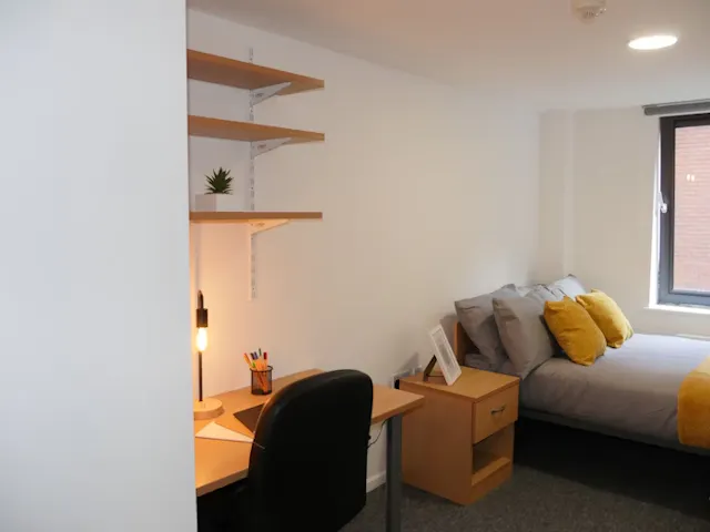 Ensuite-Silver room image 2