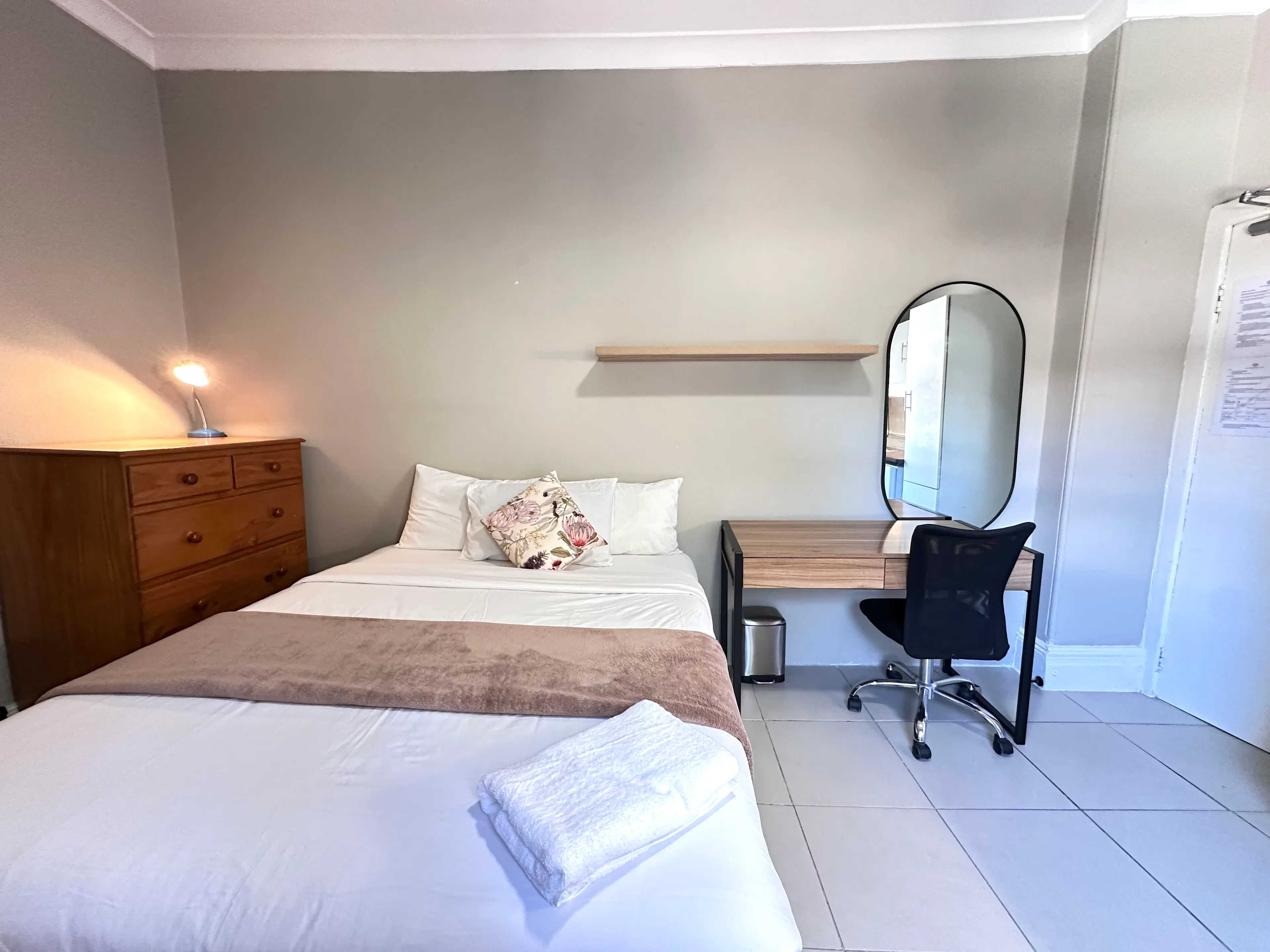 Queen Bed ROOM 2