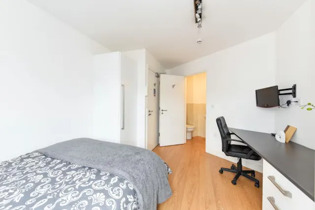 Four Bed Silver room image 2