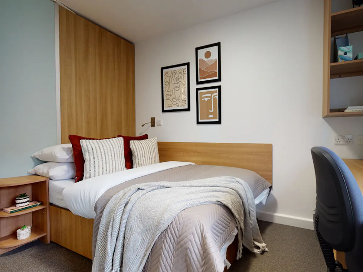 Silver Ensuite 5 Bed ROOM