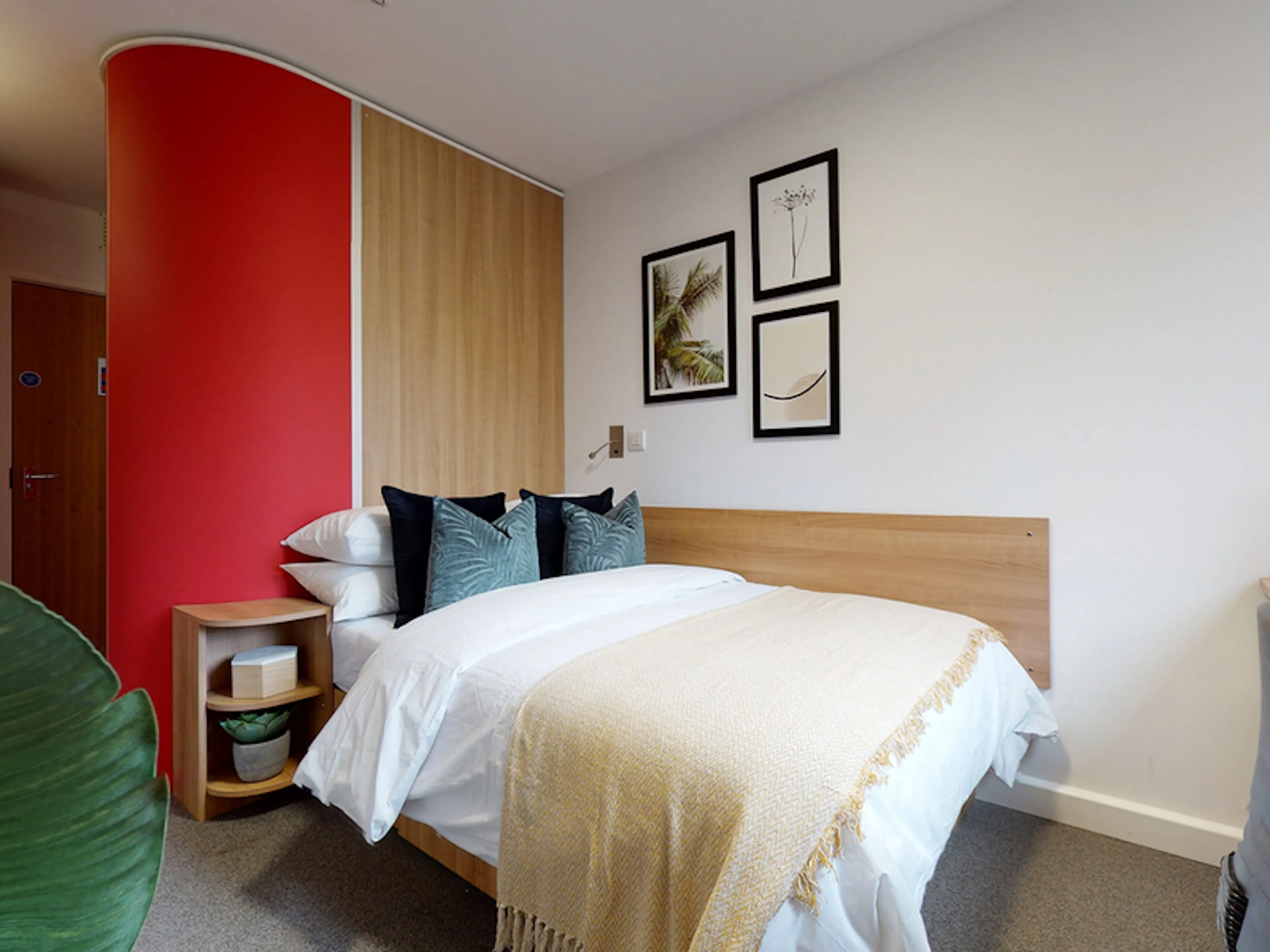Silver Ensuite 6 Bed ROOM 1