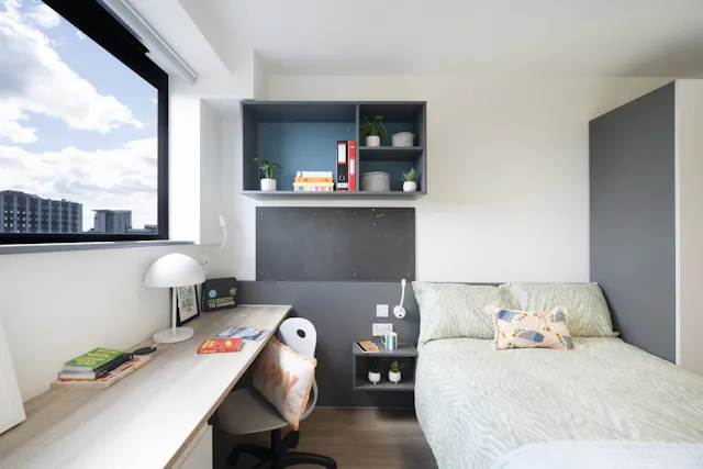 Silver Ensuite Upper Level room image 2