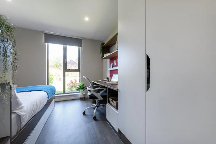 Bedroom Bronze (Shared Bathroom 15)