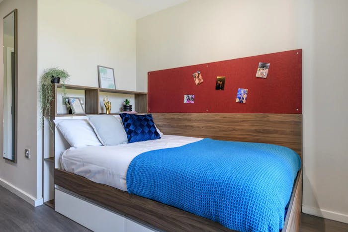 Bedroom Bronze (Shared Bathroom 12)