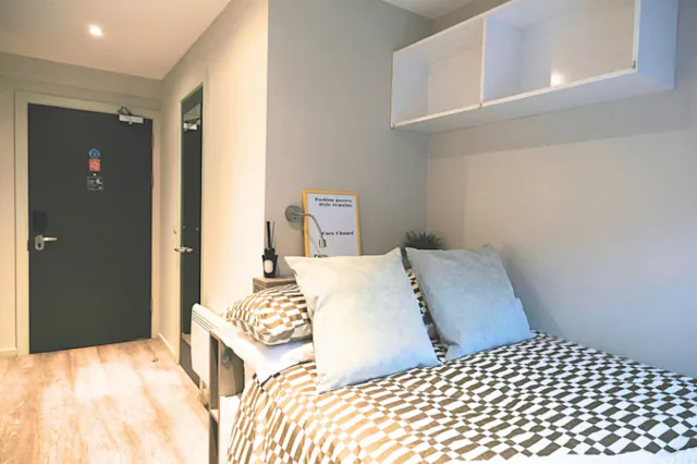 Classic 3-4 Bed Apartment room image 1