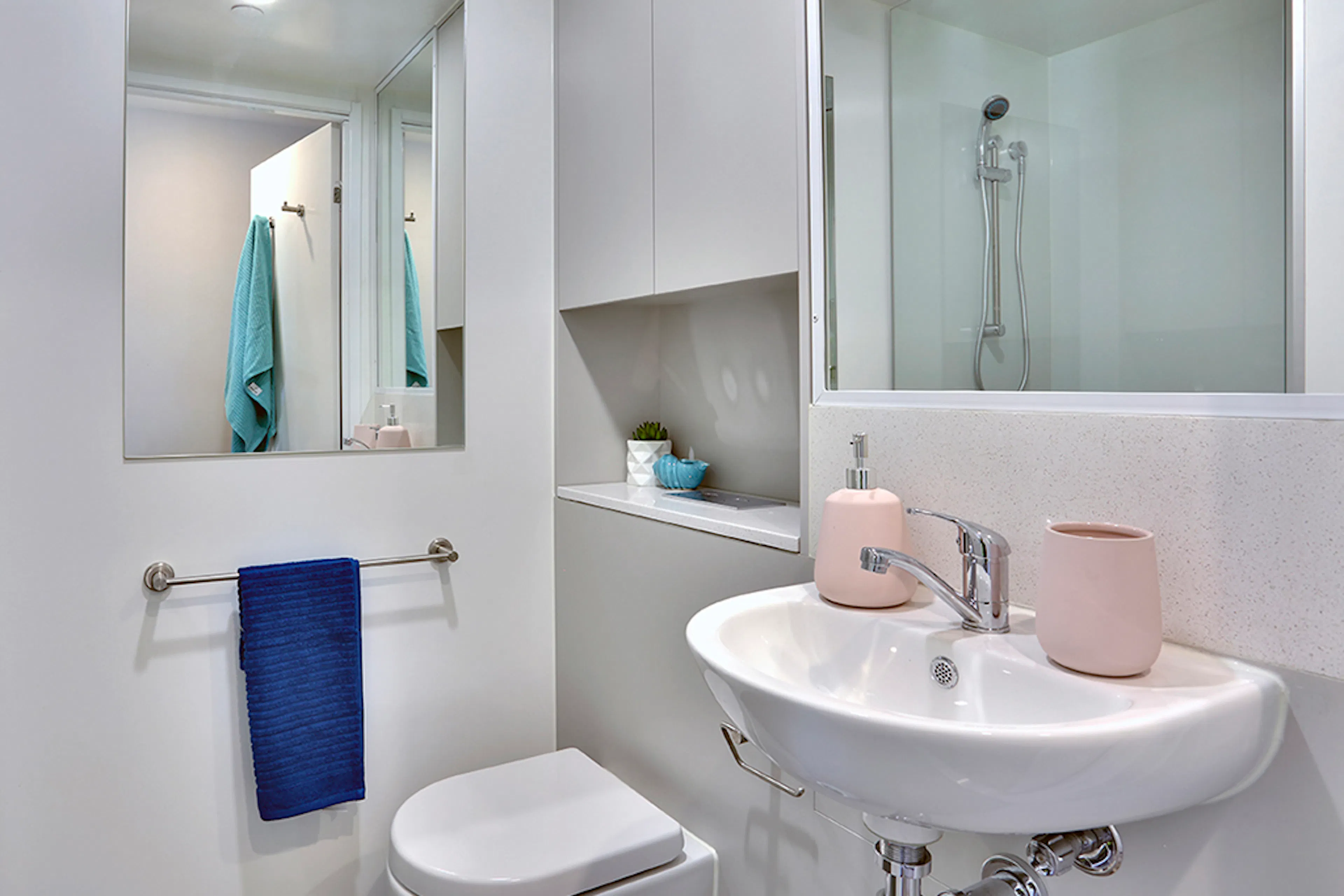 2 Bedroom Apartment BATHROOM 4