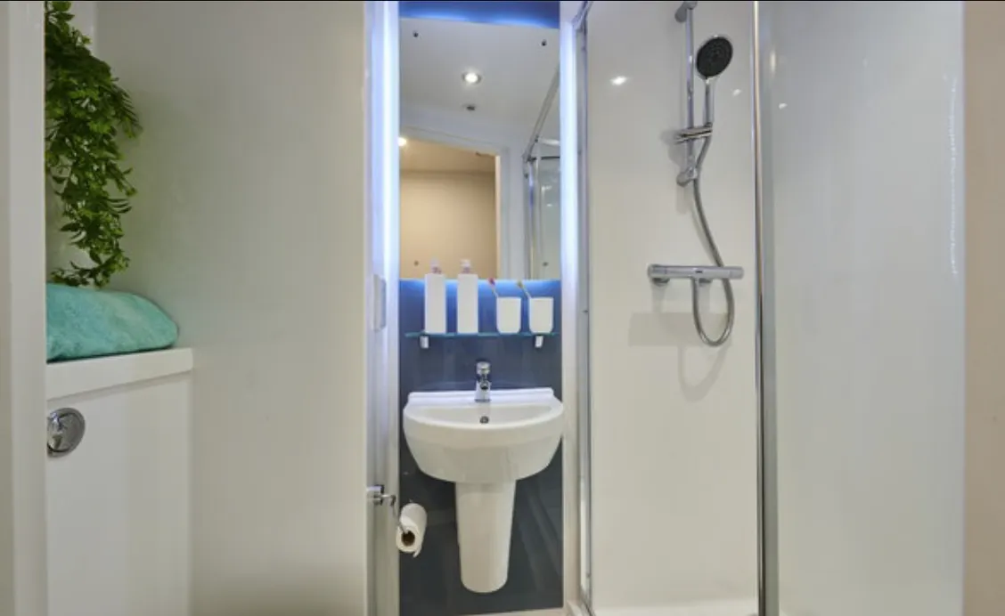 Ensuite-Bronze BATHROOM 4