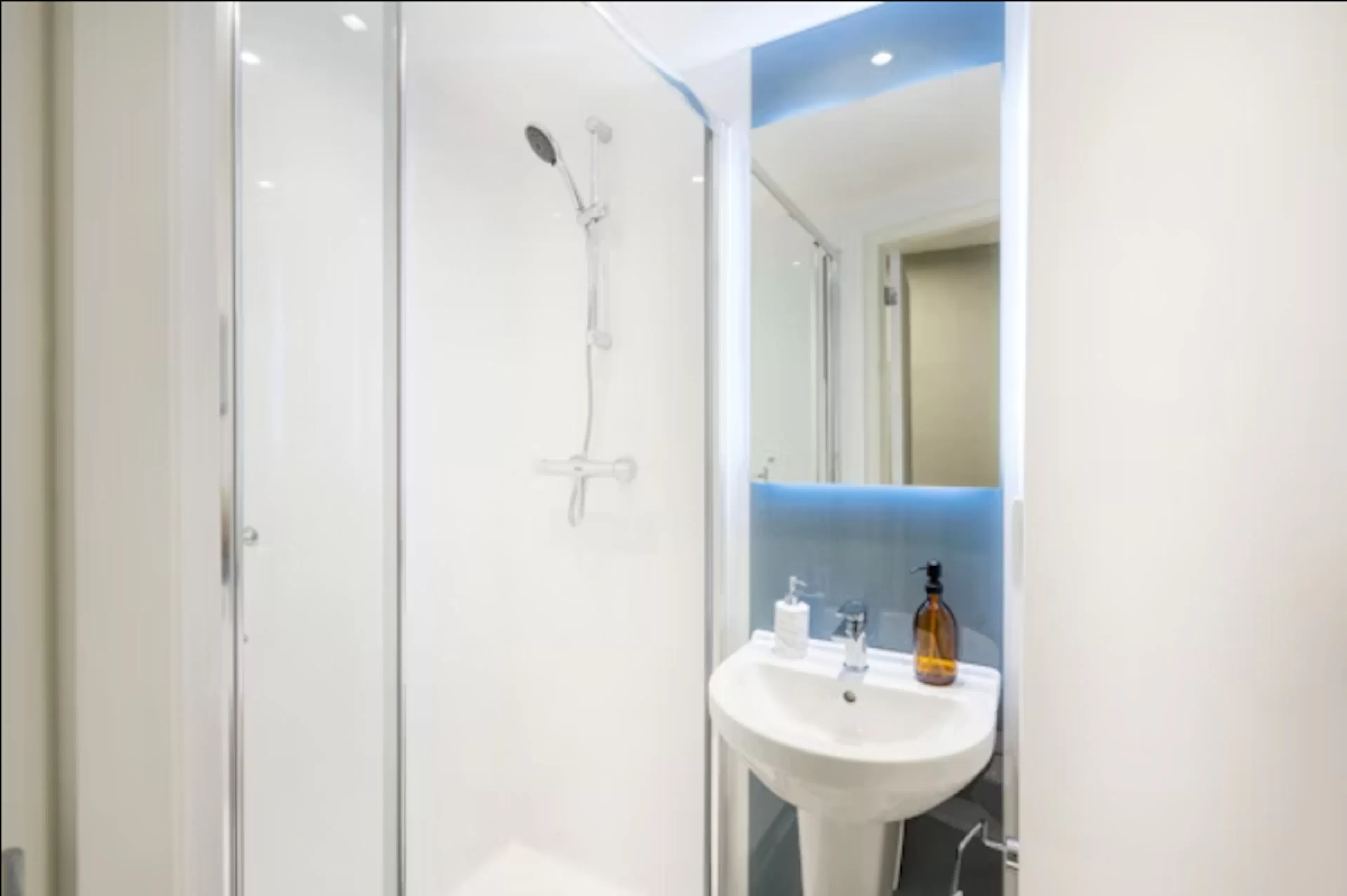 Bedroom Silver (Shared Bathroom) BATHROOM 2
