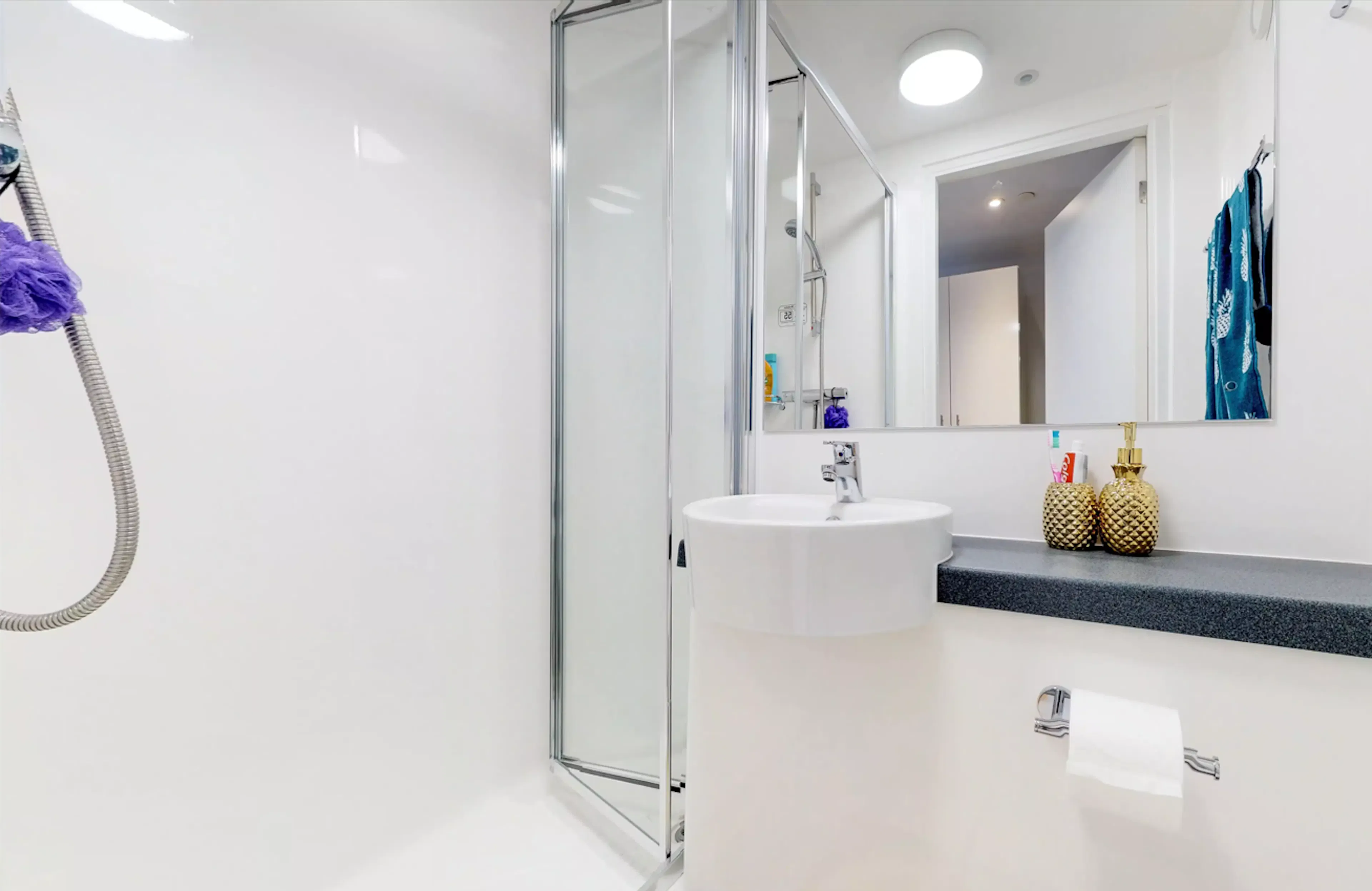 Premium Studio BATHROOM 3