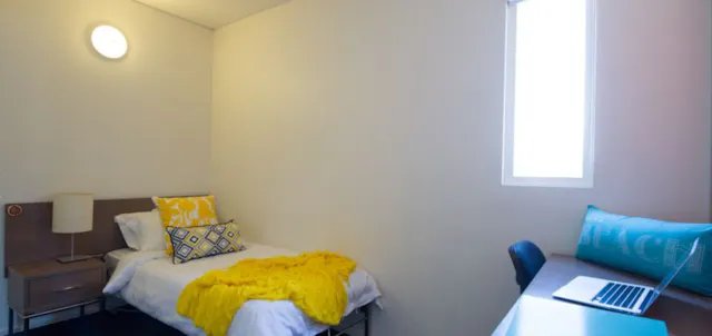 Deluxe Level 2-8 room image 1