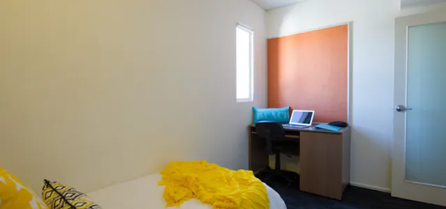 Deluxe Level 2-8 room image 2