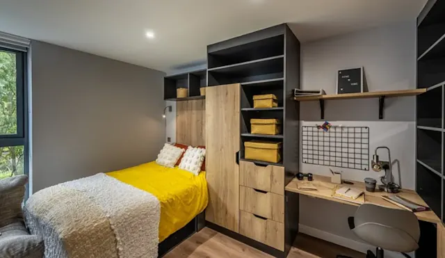6 Bed Premium En-suite room image 1