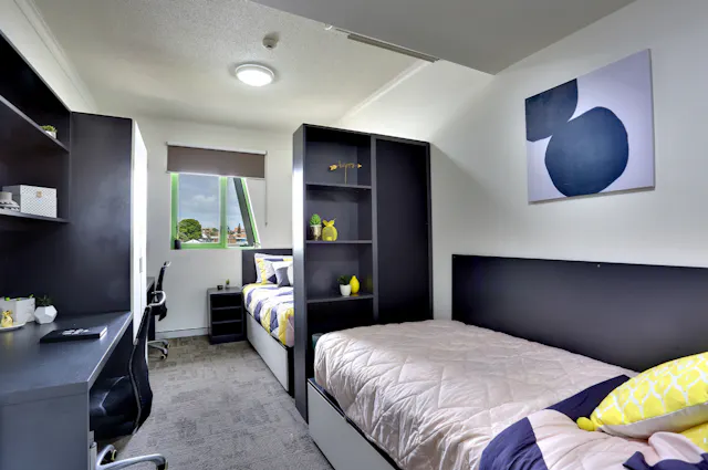 Twin Room in 16 Bed Apartment room image 2