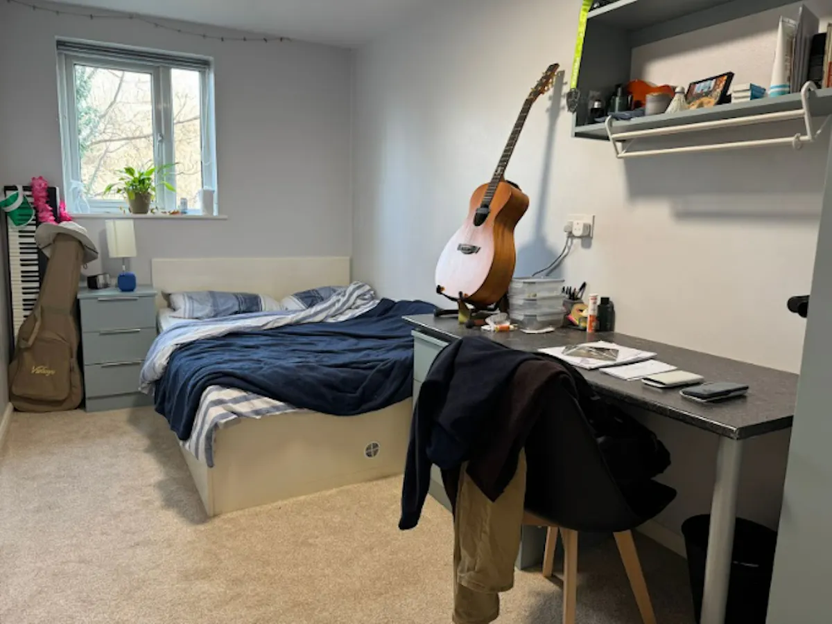 7 Bedroom Apartment (Shared Bath) ROOM