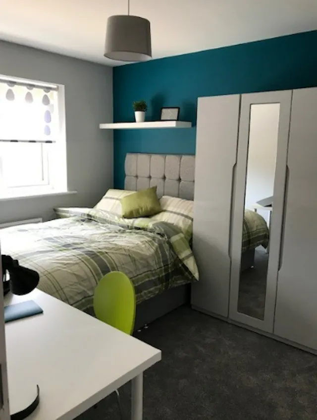 5 Bedroom Apartment (Shared Bath) room image 1