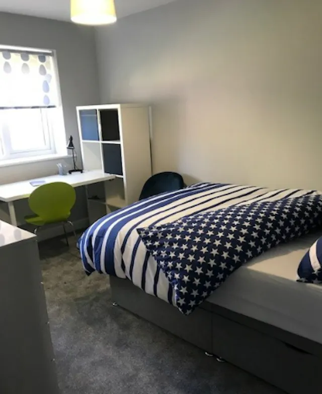 5 Bedroom Apartment (Shared Bath) room image 2
