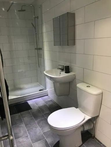 5 Bedroom Apartment (Shared Bath) BATHROOM 4