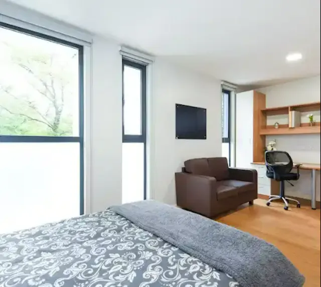 Tower Studio Silver Plus room image 1