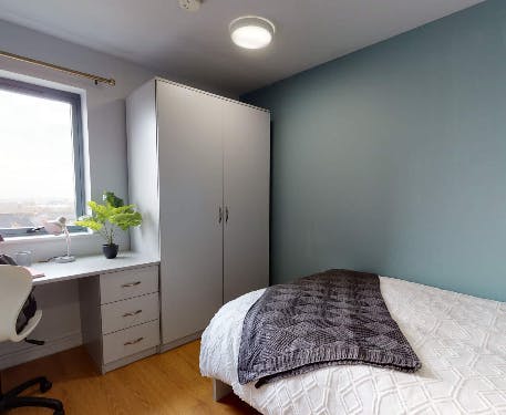 4 - 5 Bed Ensuite