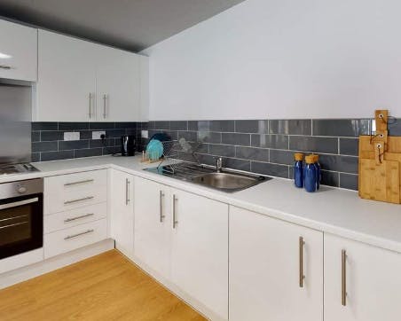 4 - 5 Bed Ensuite