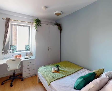 6 - 7 Bed Ensuite