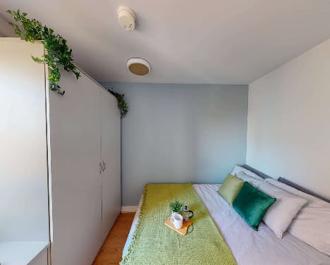 6 - 7 Bed Ensuite