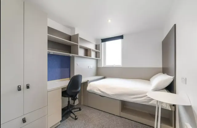 Silver Ensuite Mid Level room image 2