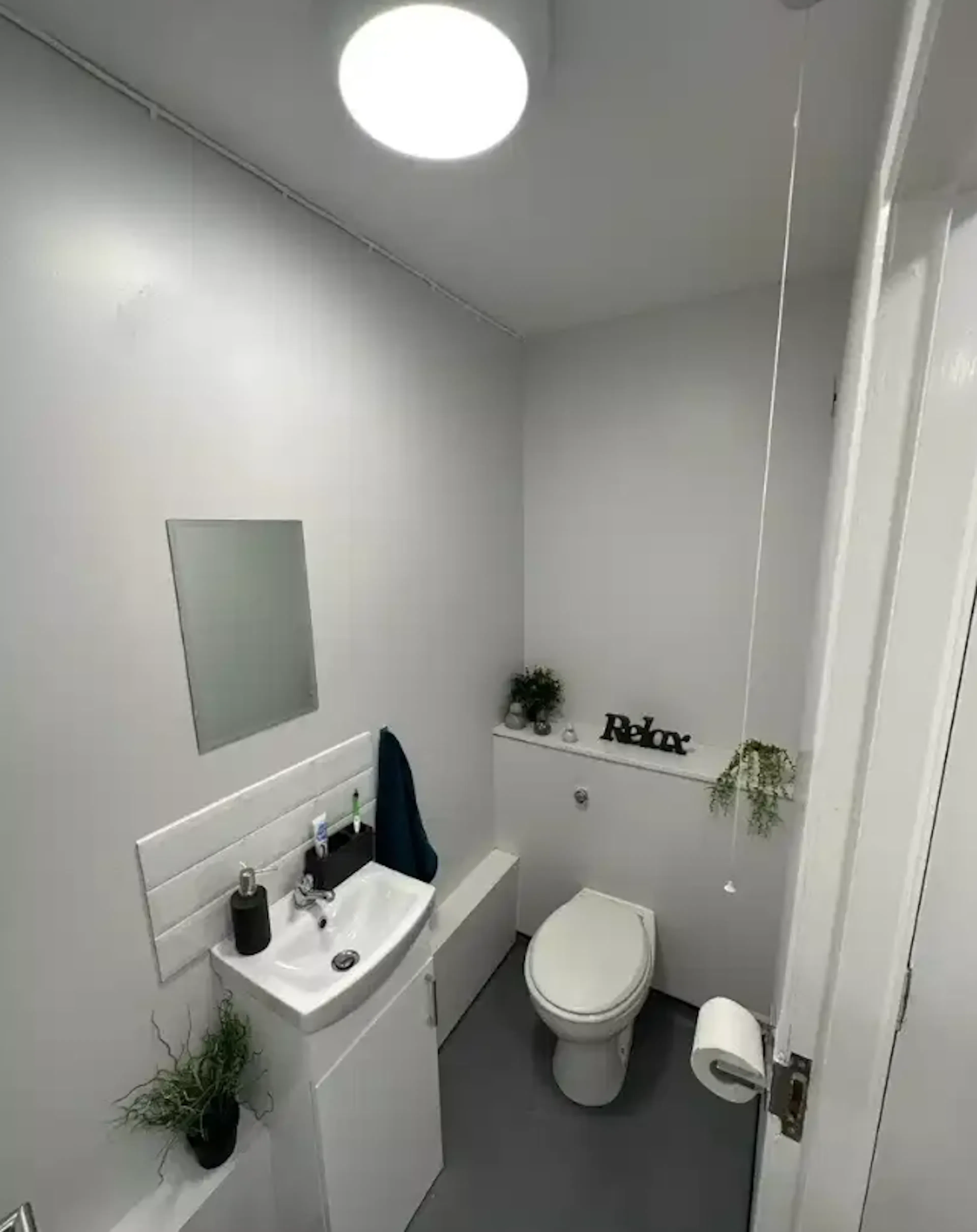 One Bed Flat BATHROOM 2