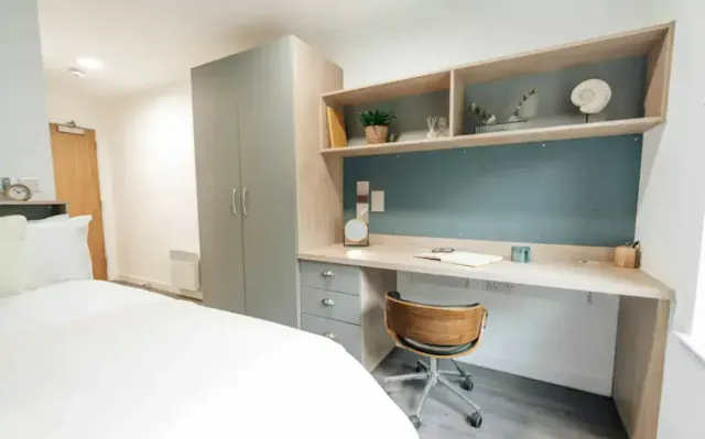 Silver Ensuite room image 5