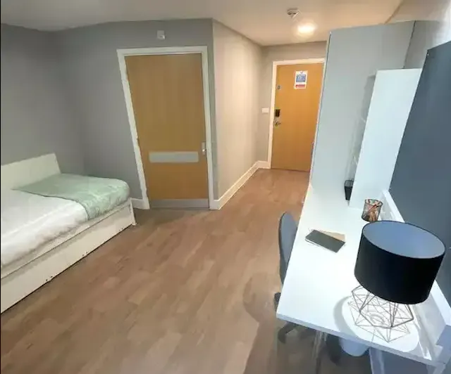 Gold En-Suite room image 7