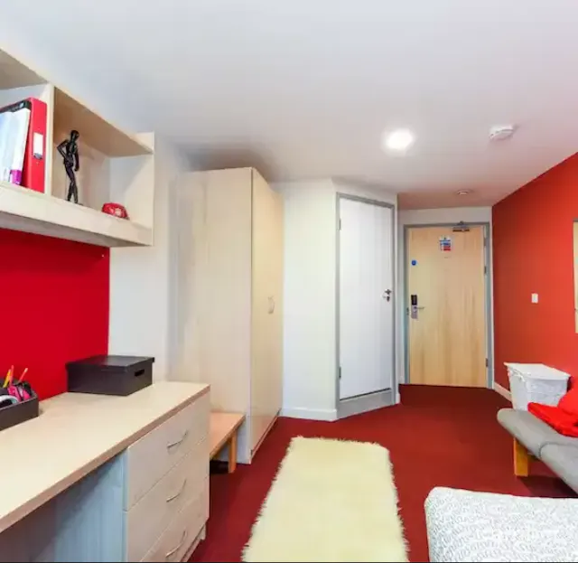 Ensuite Silver Plus room image 8