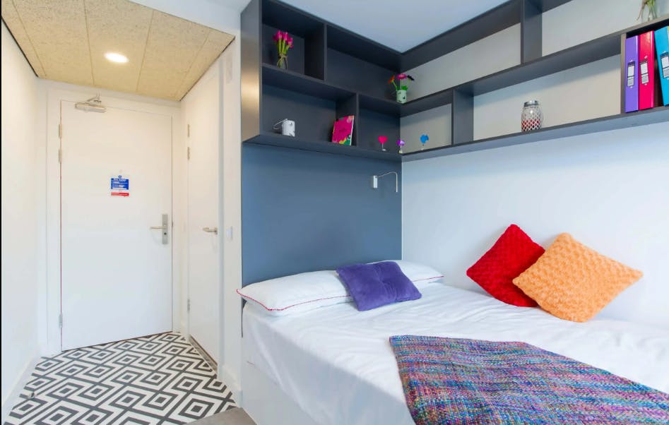 Silver En-Suite Mid Level