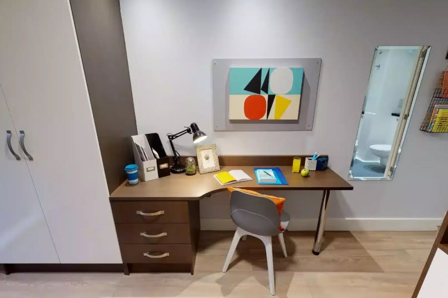 Bronze En Suite