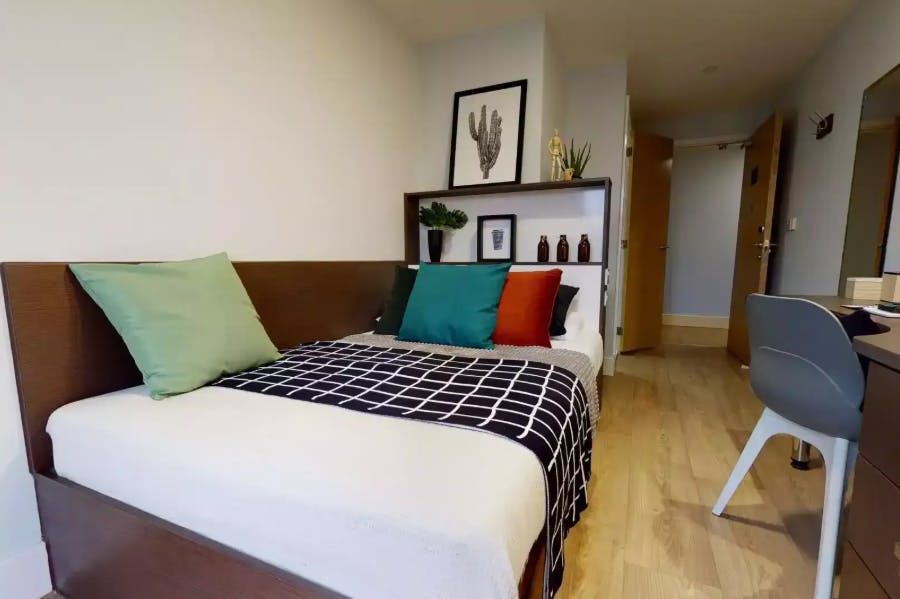 Silver En Suite Plus
