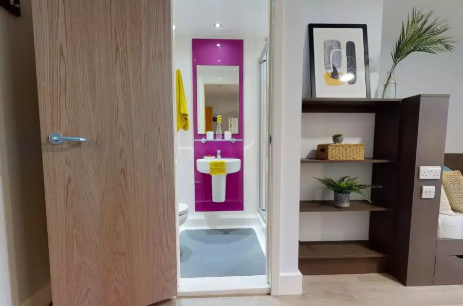 Gold En Suite